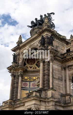 Dresda, Sassonia / Germania - 3 settembre 2020: L'edificio Semperoper di Dresda con una prima occhiata alla Quadriga sopra l'ingresso Foto Stock