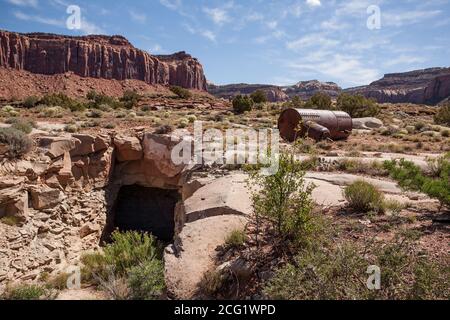 Una vecchia caldaia a vapore nel sito di una vecchia miniera di uranio nel paese del canyon del sud-est dello Utah. Foto Stock