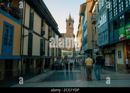 Spagna Agosto 2010. Persone che camminano attraverso la città di Oviedo..- Foto Stock