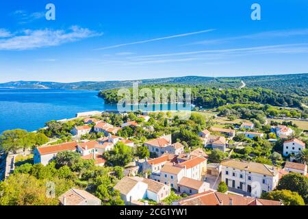 Vista panoramica della città turistica di Osor tra le isole Cres e Losinj, Croazia Foto Stock