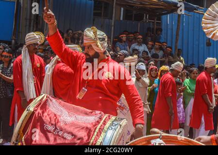 Pune, India - 4 settembre 2017: Ramanbaug Dhol Tasha Pathak ha giocato dhol sulle strade di pune in occasione del festival di visarjan di Ganpati. fe indù Foto Stock