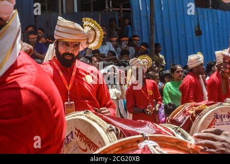 Pune, India - 4 settembre 2017: Ramanbaug Yuva Manvh, Dhol Tasha Pathak che gioca dhol per le strade di pune in occasione di Ganpati visarjan Festi Foto Stock