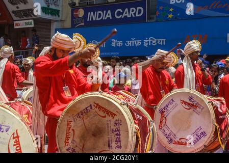 Pune, India - 4 settembre 2017: Ramanbaug Dhol Tasha Pathak in processione ha giocato dhol sulle strade di pune in occasione del festival di visarjan Ganpati Foto Stock