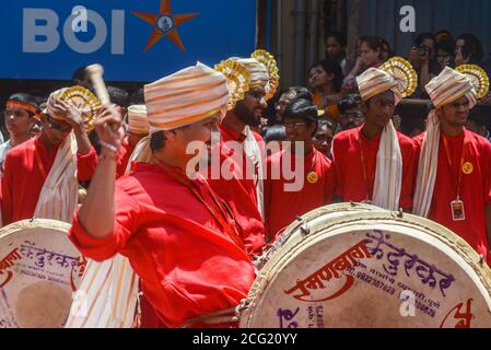 Pune, India - 4 settembre 2017: Membro di Ramanbaug Yuva Manvh, Dhol Tasha Pathak sorridendo felice e giocando dhol in occasione di Ganpati visarja Foto Stock