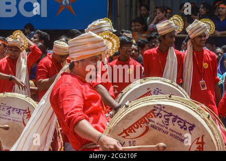 Pune, India - 4 settembre 2017: Ramanbaug Dhol Tasha Pathak in processione giocando dhol sulle strade di pune. Festa indù a pune bea Foto Stock