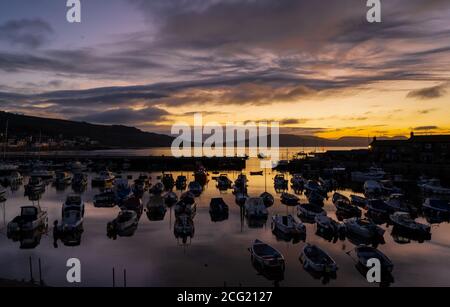 Lyme Regis, Dorset, Regno Unito. 9 Settembre 2020. Regno Unito Meteo: Il sole si rompe attraverso la nuvola sopra il Cobb a Lyme Regis dopo un po 'di moody inizio della giornata. Credit: Celia McMahon/Alamy Live News Foto Stock