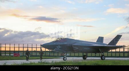 Marines con Marine Fighter Attack Squadron 211 (VMFA-211), Marine Aircraft Group 13, 3rd Marine Aircraft Wing, effettua un controllo a caldo su un F-35B Lightning II Joint Strike Fighter presso la Royal Air Force Station Marham, Regno Unito (UK) il 03 settembre 2020. VMFA-211 si sta allenando con lo Squadrone del Regno Unito del 617 a Marham in preparazione della distribuzione inaugurale e globale dell’HMS Queen Elizabeth per il prossimo anno. Il team Navy-Marine Corps è umiliato e orgoglioso di rappresentare gli Stati Uniti e di servire insieme alle nostre controparti britanniche. Foto Stock