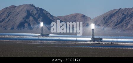 La centrale solare di Ivanpah, una centrale solare termale concentrata nel deserto di Mojave vicino a Ivanpah, California e Primm, Nevada, è una delle più Foto Stock