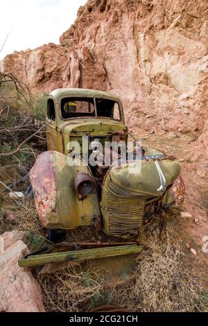 Un autocarro a pianale modello D-40 International Harvester 1937 dilapidato, precedentemente utilizzato nell'industria estrattiva dell'uranio a Moab, Utah all'inizio 1 Foto Stock