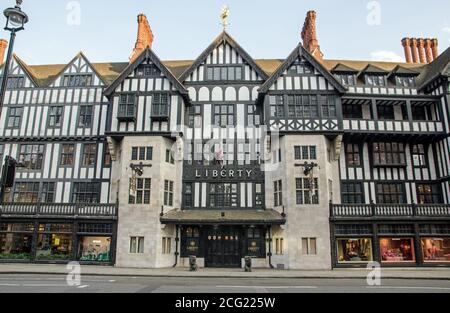 Londra, UK - 24 aprile 2020: Facciata del famoso negozio Liberty of London a Soho, nel centro di Londra. Il negozio è famoso per i tessuti e altro Foto Stock