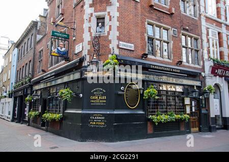 Londra, Regno Unito - 24 aprile 2020: Lo storico Shakespeare's Head pub a Soho, nel centro di Londra, in una serata durante il blocco COVID. Foto Stock