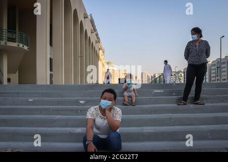 Stile di vita della città di Abu Dhabi al momento delle epidemie di coronavirus, 8 settembre 2020 - Emirati Arabi Uniti. Sfocatura del movimento attraverso un'esposizione a lungo termine, pande Foto Stock