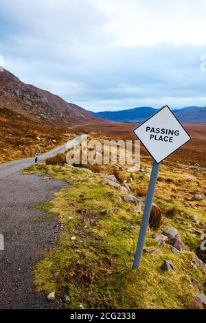 Un cartello di passaggio nella strada remota da qualche parte in Highlands, Scozia, Regno Unito Foto Stock