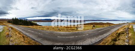 Un punto di vista su una strada vuota accanto al lago In Scozia Foto Stock