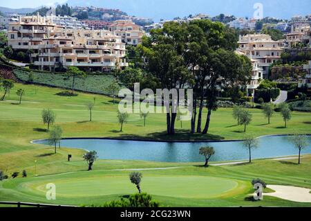 Vista sul lago presso il campo da golf El Higueral con appartamenti sul retro, Benahavis, Spagna. Foto Stock