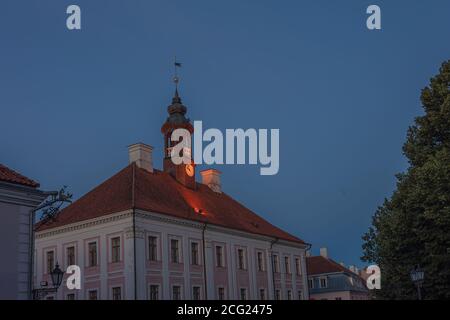 Tartu, Estonia, 01 agosto 2020 tetto del Municipio in una serata estiva, notti bianche nei Baltici. Foto di alta qualità Foto Stock