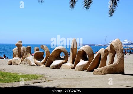 Segno di pietra che assomiglia ad una scultura di sabbia sulla spiaggia di Malagueta, Malaga; Spagna. Foto Stock