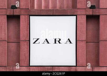 Berlino, Germania - 12 luglio 2020: Logo Zara su un muro. Zara è un rivenditore spagnolo di abbigliamento e accessori con sede ad Arteixo, Spagna Foto Stock