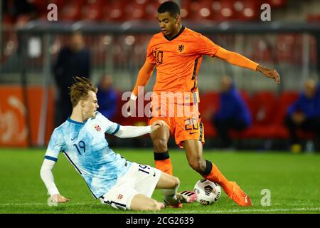 ALMERE, PAESI BASSI - 8 SETTEMBRE: Tobias Christensen di Norvegia, Cody Gakpo dei Paesi Bassi durante l'UEFA Euro Under 21 Qualifing match tra Paesi Bassi e Norvegia l'8 settembre 2020 ad Almere, Paesi Bassi. *** Local Caption *** Tobias Christensen, Cody Gakpo Foto Stock