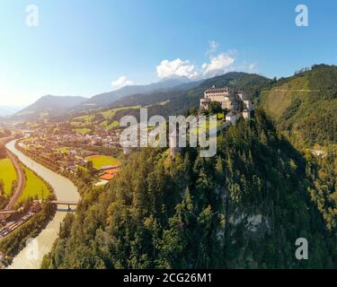 Il Castello di Hohenwerfen è un castello medievale di roccia situato nelle alpi austriache centrali. Questo splendido luogo si trova vicino alla città di Werfen, a Salzach Walley. Costruito nel 1075 Foto Stock