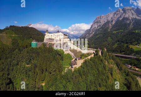Il Castello di Hohenwerfen è un castello medievale di roccia situato nelle alpi austriache centrali. Questo splendido luogo si trova vicino alla città di Werfen, a Salzach Walley. Costruito nel 1075 Foto Stock