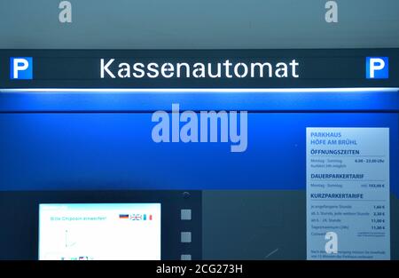 Lipsia, Germania. 06 luglio 2020. Presso la pay-machine - qui nel Höfe am Brühl di Lipsia - gli autisti possono pagare la loro tassa per l'uso del parcheggio. Credit: Volkmar Heinz/dpa-Zentralbild/ZB/dpa/Alamy Live News Foto Stock