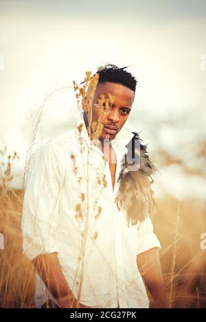 signore africano nel cespuglio africano con cappello bush dentro l'erba Foto Stock