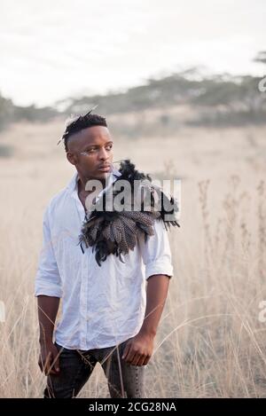 signore africano nel cespuglio africano con cappello bush dentro l'erba Foto Stock