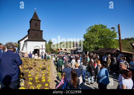 Santa Messa di Pasqua in un antico villaggio tradizionale - Holloko, Ungheria paese Foto Stock