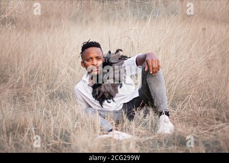 signore africano nel cespuglio africano con cappello bush dentro l'erba Foto Stock