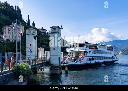 Italia. Lombardia. Lago di Como. Villaggio di Varenna. Traghetto che collega i diversi villaggi del lago Foto Stock