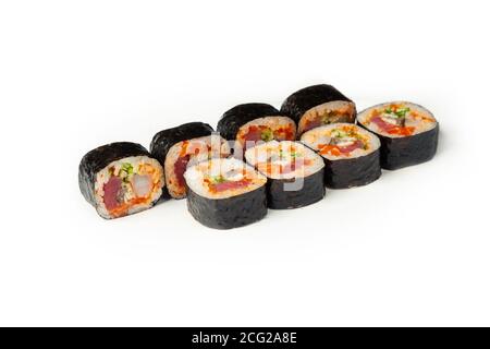 Sushi fresco su un piatto bianco, sushi giapponese classico. Cucina tradizionale giapponese con maki. Deliziosi pezzi di sushi. per il menu del ristorante. copyspace. Foto Stock