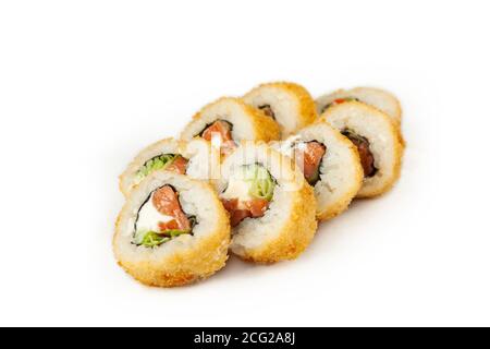 Rotolo di tempura con salmone affumicato su un piatto bianco, sushi giapponese classico. Cucina tradizionale giapponese con maki. Deliziosi pezzi di sushi. per il menu del ristorante. copyspace. Foto Stock