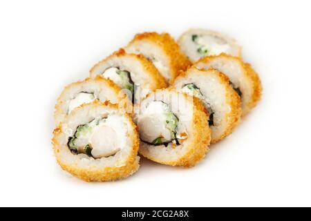 Rotolo di tempura con gamberi su un piatto bianco, sushi giapponese classico. Cucina tradizionale giapponese con maki. Deliziosi pezzi di sushi. per il menu del ristorante. copyspace. Foto Stock