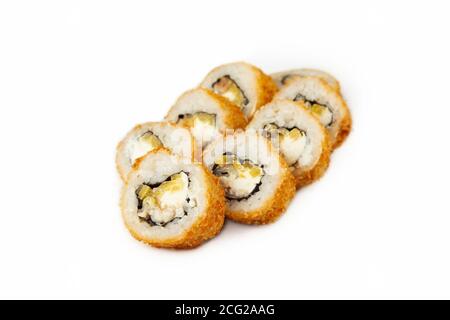 Rotolo di tempura con anguilla su un piatto bianco, classico sushi giapponese. Cucina tradizionale giapponese con maki. Deliziosi pezzi di sushi. per il menu del ristorante. copyspace. Foto Stock