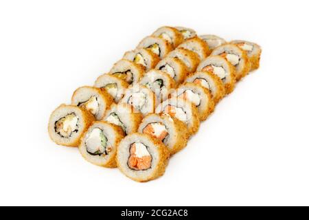 Rotolo di tempura su un piatto bianco, sushi giapponese classico. Cucina tradizionale giapponese con maki. Deliziosi pezzi di sushi. per il menu del ristorante. copyspace. Foto Stock
