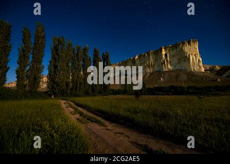 Cielo notturno con stelle ai piedi della roccia bianca Crimea. Foto Stock