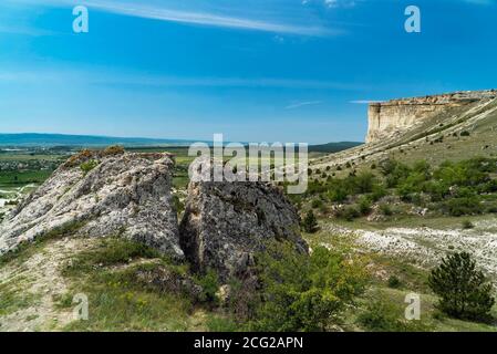 Ai piedi della montagna di roccia bianca AK - Kaya Crimea Foto Stock