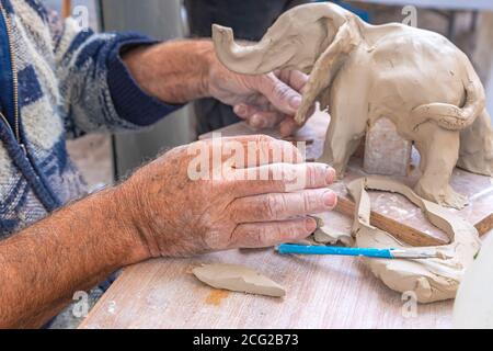 Artista sculture un elefante in argilla Foto Stock