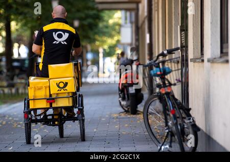 Monaco, Germania. 09 settembre 2020. Un postino sta guidando la sua bicicletta giù una strada. In vista della prossima tornata di negoziati con il servizio postale tedesco, l'Unione Verdi ha chiesto scioperi allerta. Credit: Sven Hoppe/dpa/Alamy Live News Foto Stock