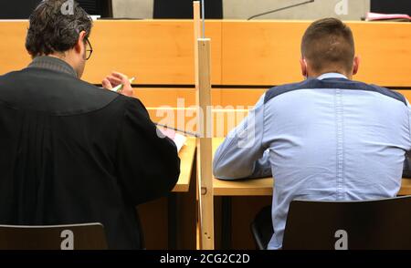 09 settembre 2020, Baviera, Würzburg: Il convenuto è seduto in un tribunale della regione accanto al suo avvocato Hans-Jochen Schrefer (l) nella banchina. L'uomo è accusato di aver colpito una giovane donna nell'aprile 2017 con 2.89 per mille alcol nel suo sangue e di averla ferita fatalmente. Il procuratore aveva fatto ricorso contro la prima frase, una multa di 5000 euro. Foto: Karl-Josef Hildenbrand/dpa Foto Stock