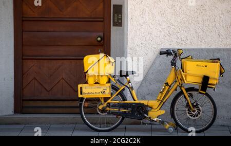 Monaco, Germania. 09 settembre 2020. Una bicicletta del Deutsche Post è parcheggiata in una strada. In vista della prossima tornata di negoziati con il servizio postale tedesco, l'Unione Verdi ha chiesto scioperi allerta. Credit: Sven Hoppe/dpa/Alamy Live News Foto Stock