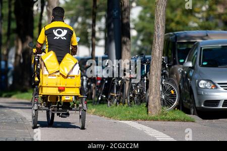 Monaco, Germania. 09 settembre 2020. Un postino sta guidando la sua bicicletta giù una strada. In vista della prossima tornata di negoziati con il servizio postale tedesco, l'Unione Verdi ha chiesto scioperi allerta. Credit: Sven Hoppe/dpa/Alamy Live News Foto Stock