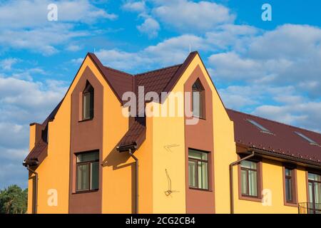 Telaio casa in costruzione con un sistema di gocciolatoio pioggia su un tetto in metallo. Foto Stock