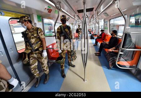 Nuova Delhi, India. 9 settembre 2020. Le linee blu e rosa dei servizi di ripresa della metropolitana di Delhi dopo il blocco COVID-19. I pendolari della metropolitana di Delhi e le persone di sicurezza viaggiano su un treno della metropolitana dopo che la metropolitana di Delhi ha ripreso i servizi con il funzionamento ridotto della linea blu e della metropolitana della linea rosa, in mezzo alla pandemia di virus della corona in corso, a Nuova Delhi. I casi di corona virus dell'India sono ora i secondi più alti al mondo e solo dietro gli Stati Uniti. Credit: PRASOU/Alamy Live News Foto Stock