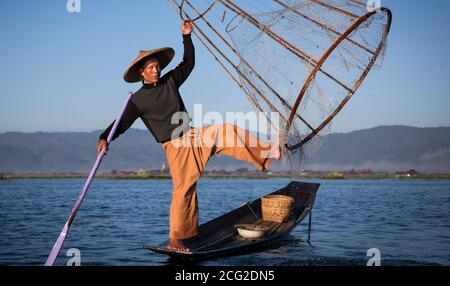 Lago, Inle, Myanmar, 17 novembre 2014: pescatori lago Inle pesca nei primi nostri di un giorno durante la surise