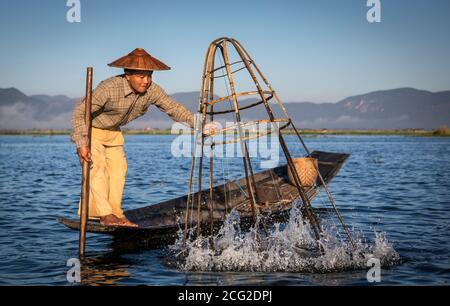 Lago, Inle, Myanmar, 17 novembre 2014: pescatori lago Inle pesca nei primi nostri di un giorno durante la surise Foto Stock