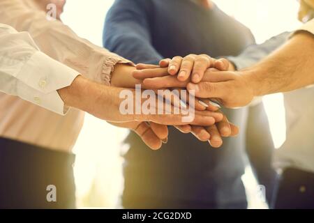 Primo piano dei partner aziendali che si accordano e confermano la collaborazione unendo le mani Foto Stock