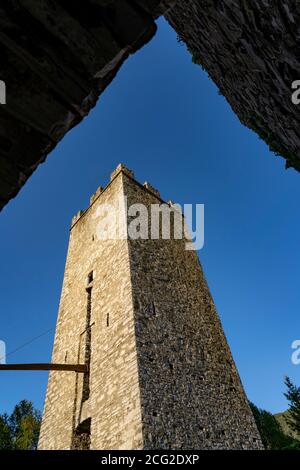 Italia. Lombardia. Lago di Como. Perledo intorno a Varenna. La torre quadrata del Castello di Vezio Foto Stock