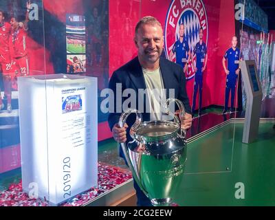 Monaco, Germania. 09 settembre 2020. Hans-Dieter Flick, allenatore del FC Bayern Munich, tiene la Champions League Cup allo stadio Allianz. Credit: Klaus Bergmann/dpa/Alamy Live News Foto Stock